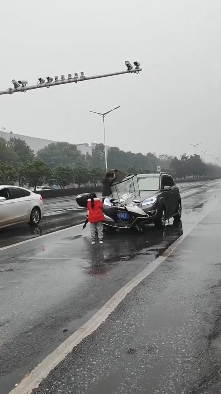 不是因为溅水，湖北公路男子拦车砸窗事件的通报来了。网传视频中，8车道公路上，摩托