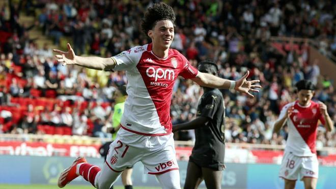 据报道，多家英格兰俱乐部尤其对阿克利乌什感兴趣。但不止于此，巴黎圣日耳曼对这位2