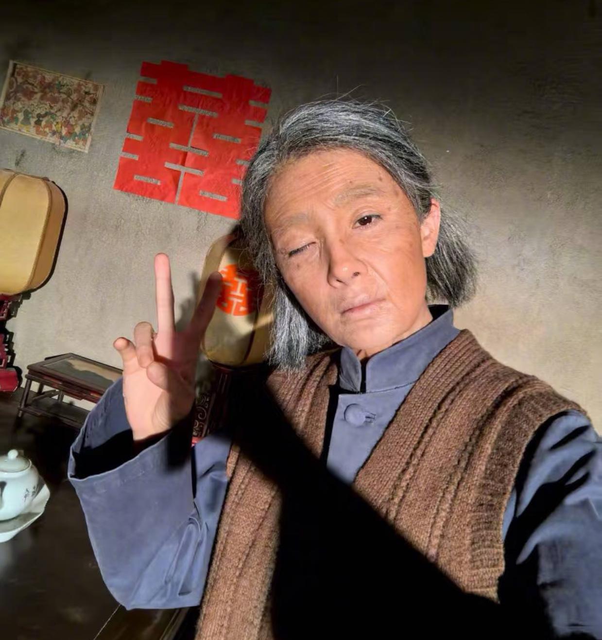 这个剪刀手太杨幂了，
都夸这部剧化的老年妆挺像，
而且大结局杨幂蹒跚的步履苍老的