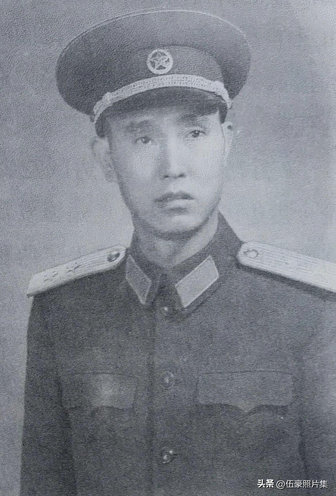 1955 年，时年38岁的周志坚被授予中将军衔，是当时最年轻的开国中将之一，图为