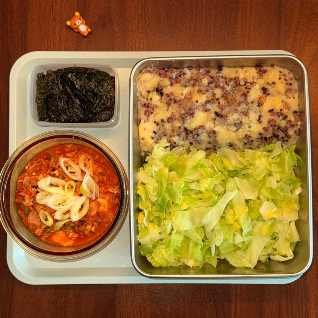 煎蛋金枪鱼韩式石锅拌饭主食是鹰嘴豆麦仁土豆泥烤了海苔 