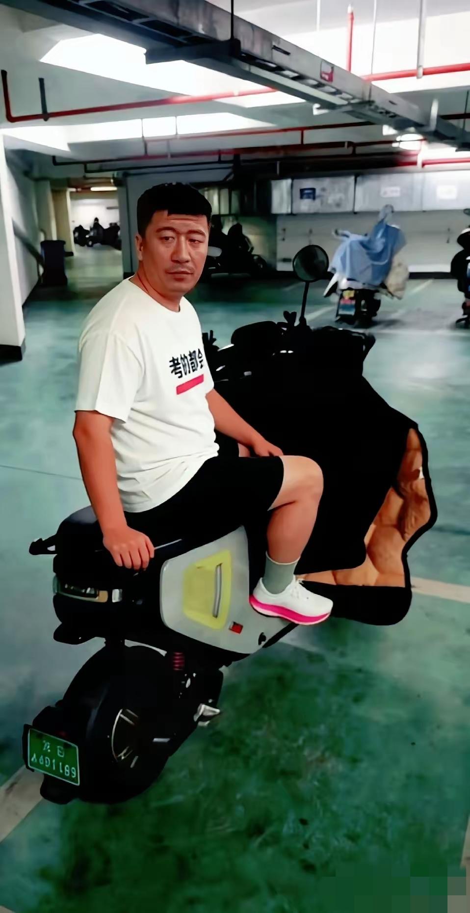 看到武亮发文说！
以后每年峰哥的生日和忌日！
公司全体放假一天去祭拜
说实话，这