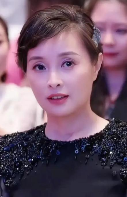 53岁的吴越最近搞了一桩让业内人百思不解的交易：舍弃佘山那套三百多平的
消息传开