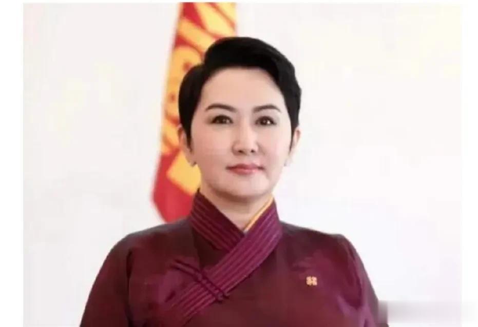 原来这位蒙古国的女外长这么年轻漂亮啊！

迎接法国总理马卡龙的女蒙古外长巴特策策