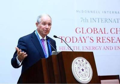 美国超级富豪苏世民，公开放话：“美国正在把中国逼成无法战胜的对手！”随后，他捐款