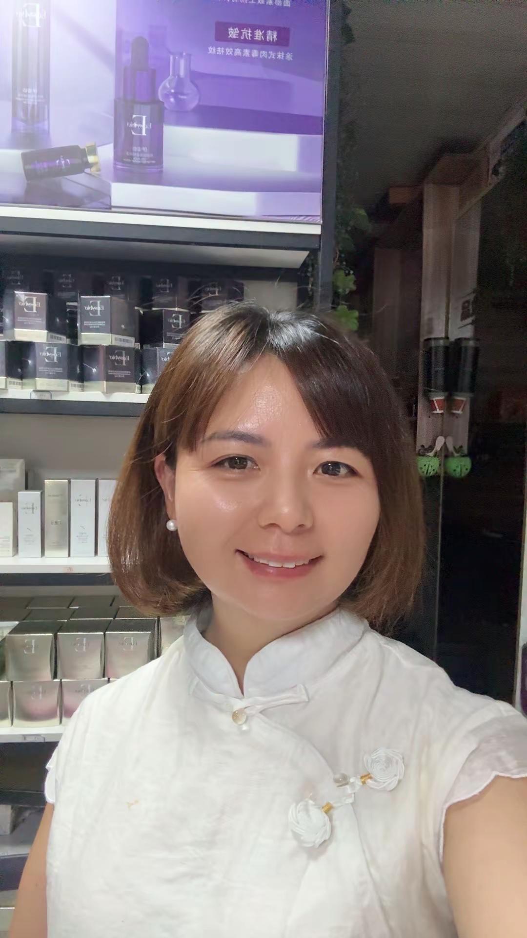 40岁阿姨臭美下。