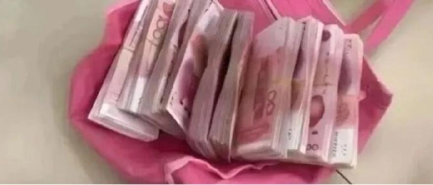 为博流量藏假钞炫富，一场闹剧终触法
 
厨房角落的一袋现金，本以为是丈夫私藏的“
