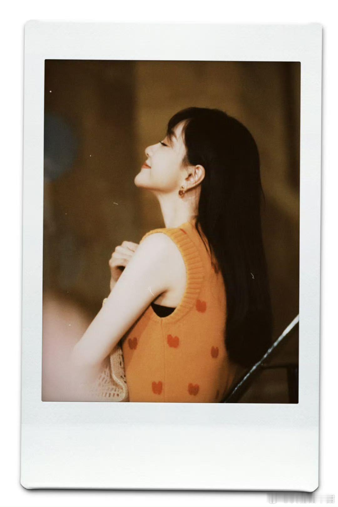 杨蓉 墨镜一戴自由自在  杨蓉戴上墨镜后，瞬间从甜妹变身酷盖，这造型太适合她了！