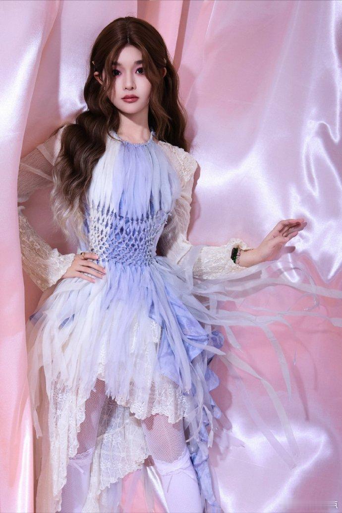 黄雅莉对黄霄雲的印象是唱歌机器 黄霄雲真的又有实力又有真情实感，唱歌机器 + 哭