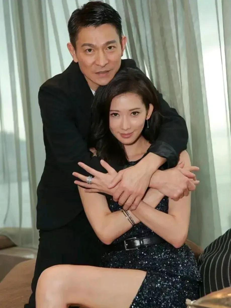 这是一张很经典的合照，刘德华搂着林志玲。哇塞，好温馨的感觉啊！看林志玲笑得多开心