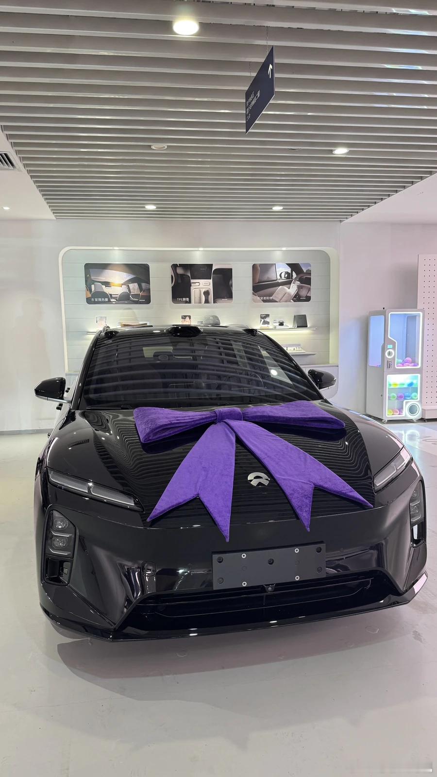 从提车那天起，ET5T就成了我们爱情的专属座驾。交付中心的鲜花与祝福，仿佛是为我