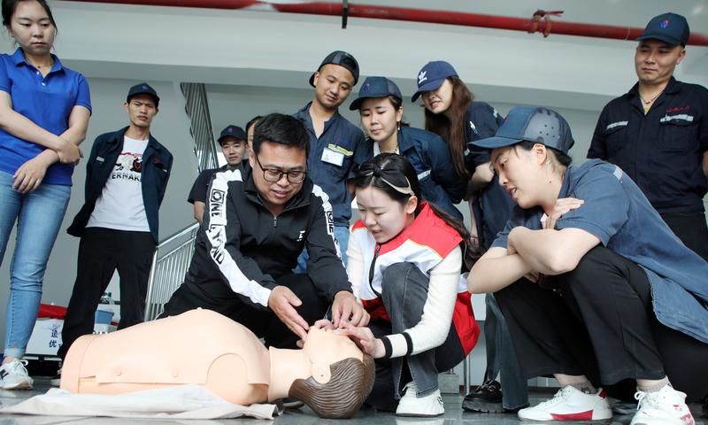 心肺复苏CAB是急救界的“明星组合”。C代表胸外按压（Compression），