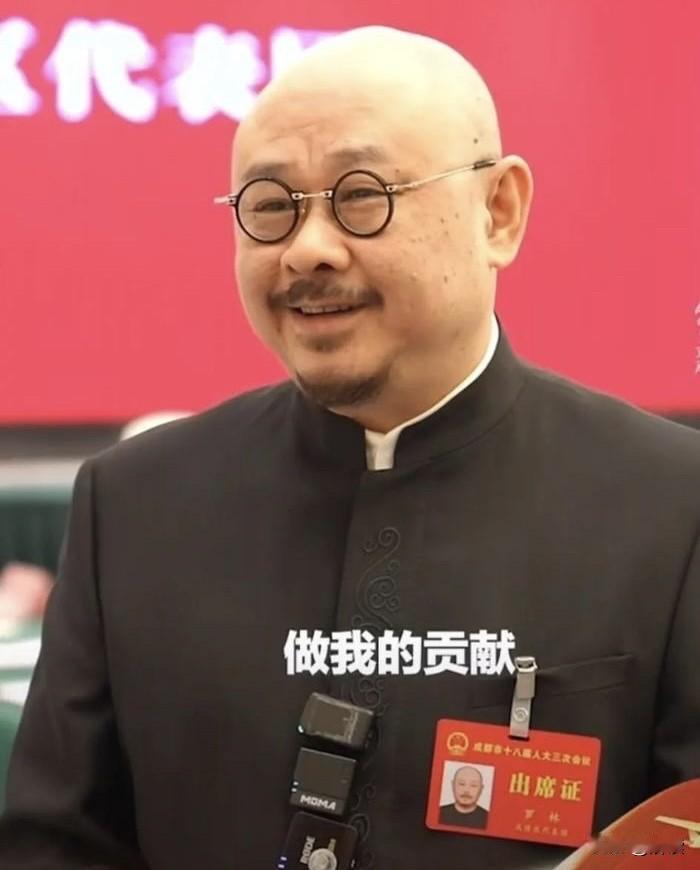 刀郎赴两会

“春熙路的霓虹该配上蜀绣的针脚，玉林路的民谣要裹着川剧的唱腔。”2