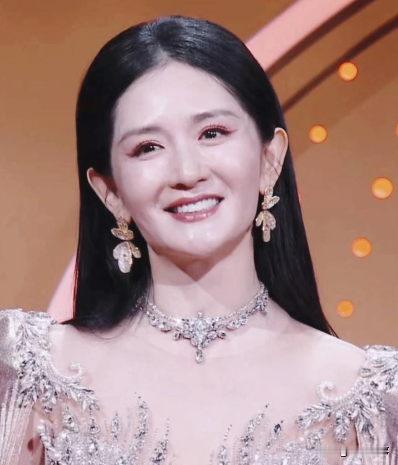 谢娜的主持，又翻车了。
2026微博之夜，她当着肖战、
宋佳、辛芷蕾三个人的面，