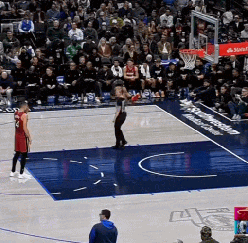 NBA爆笑又心疼瞬间！希罗准备罚球遭女裁判递球砸裆，痛苦表情引球迷调侃仍坚持罚完
