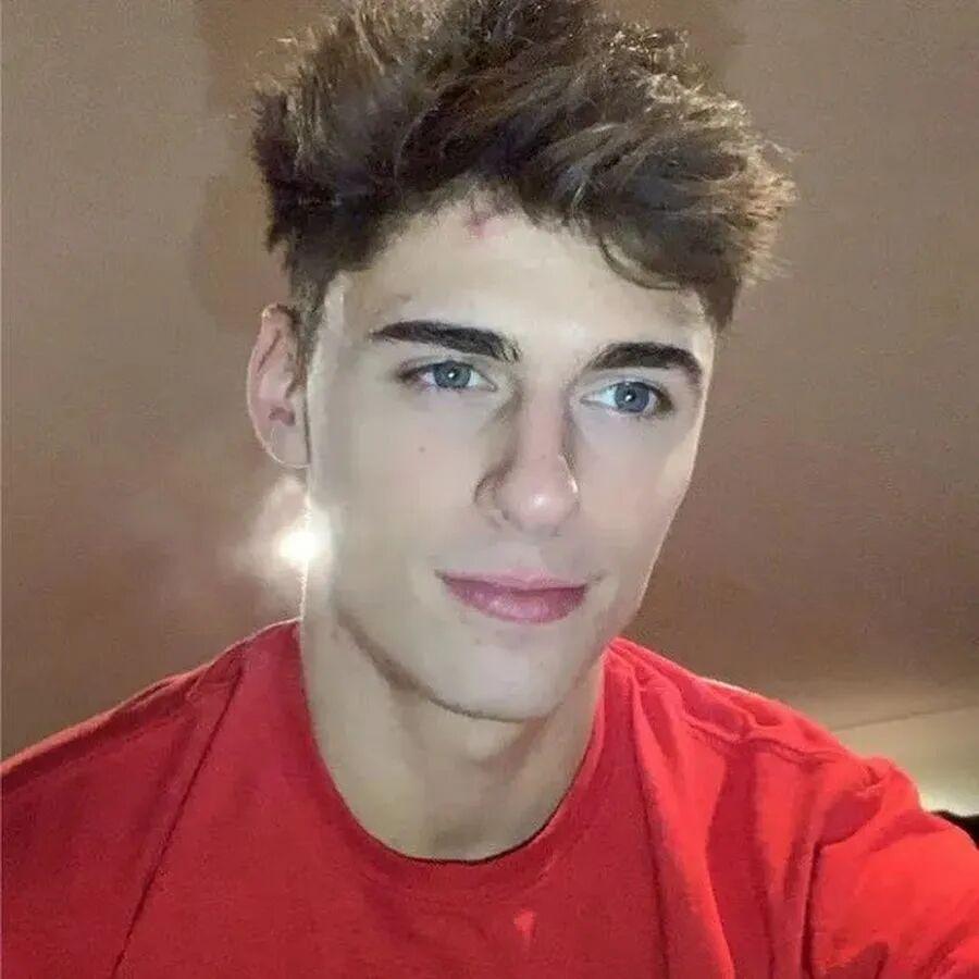 诺亚·格伦（Noah Glenn） 他多次在自己的内容中拿爱莉安娜·格兰德当话题