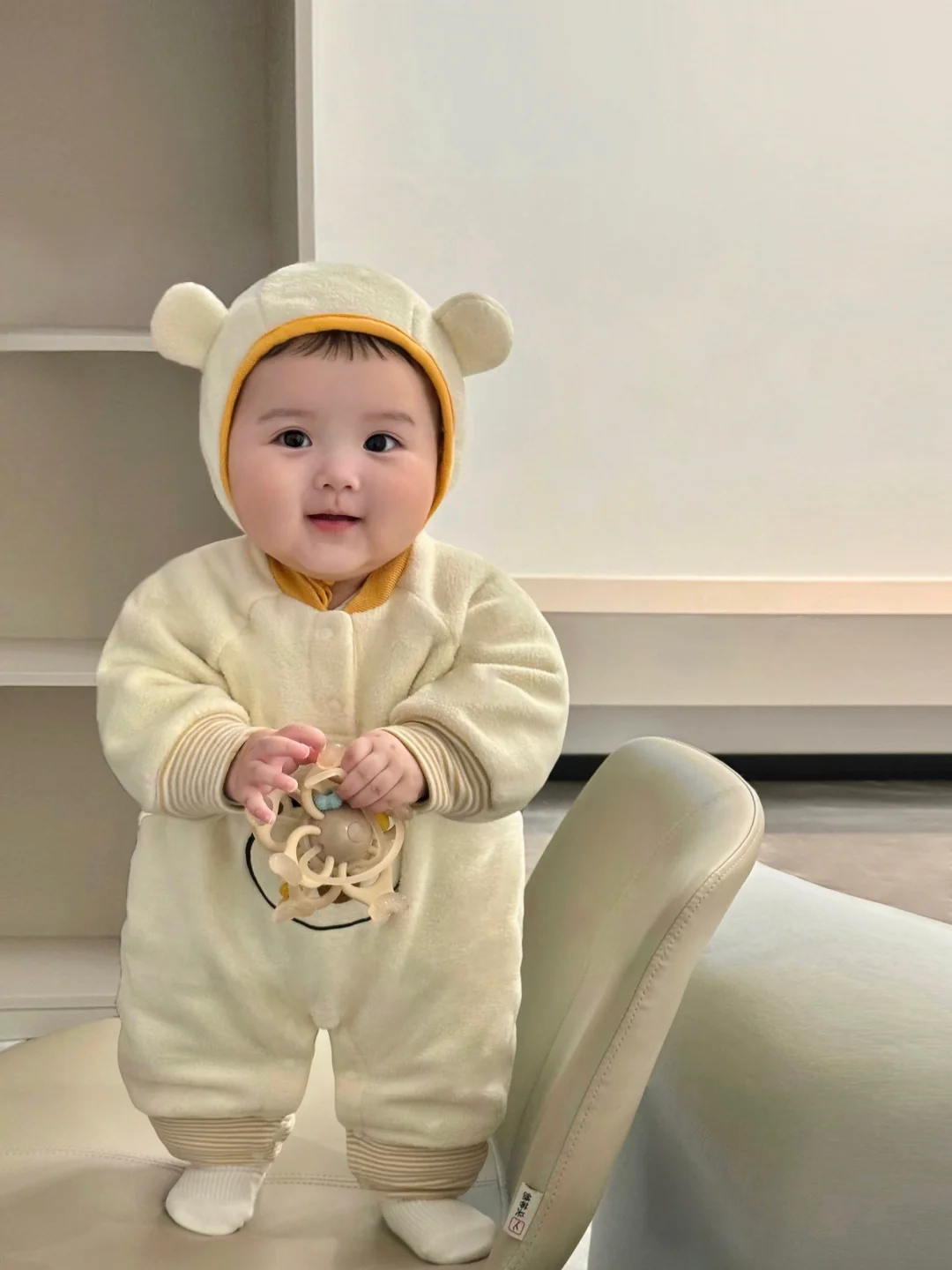 好喜欢我的胖宝宝，真像一个小手办呀～