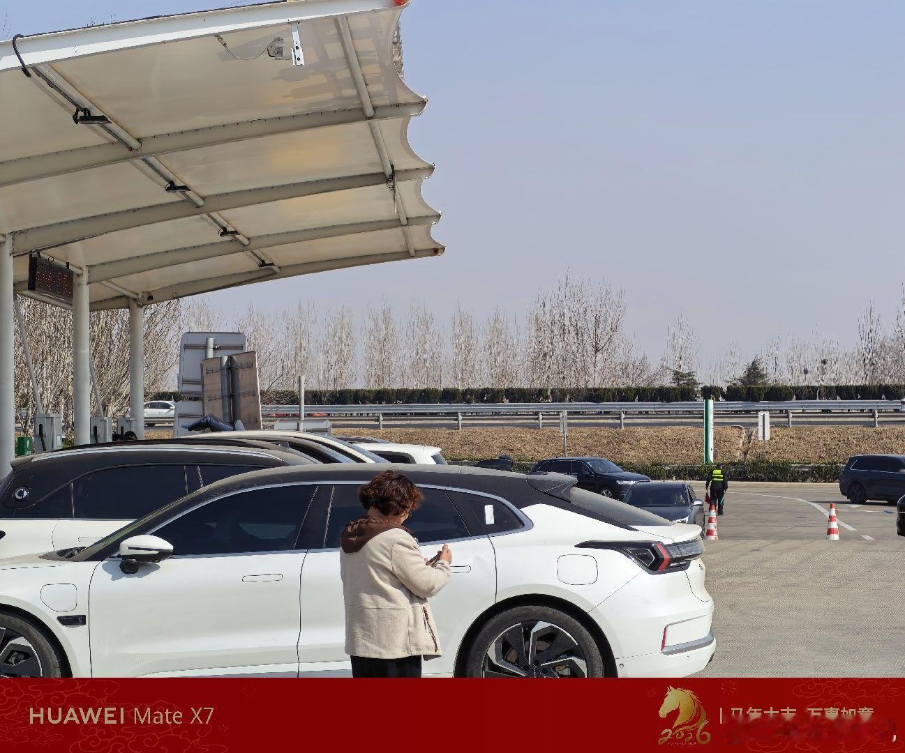 虽然换电排队半小时。但是速度依旧相当快。半个小时之后， 6辆车满电出发了。隔壁这