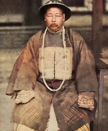 1885年，74岁左宗棠去世。消息传来，慈禧如闻晴天霹雳，好半天才回过神来，说：