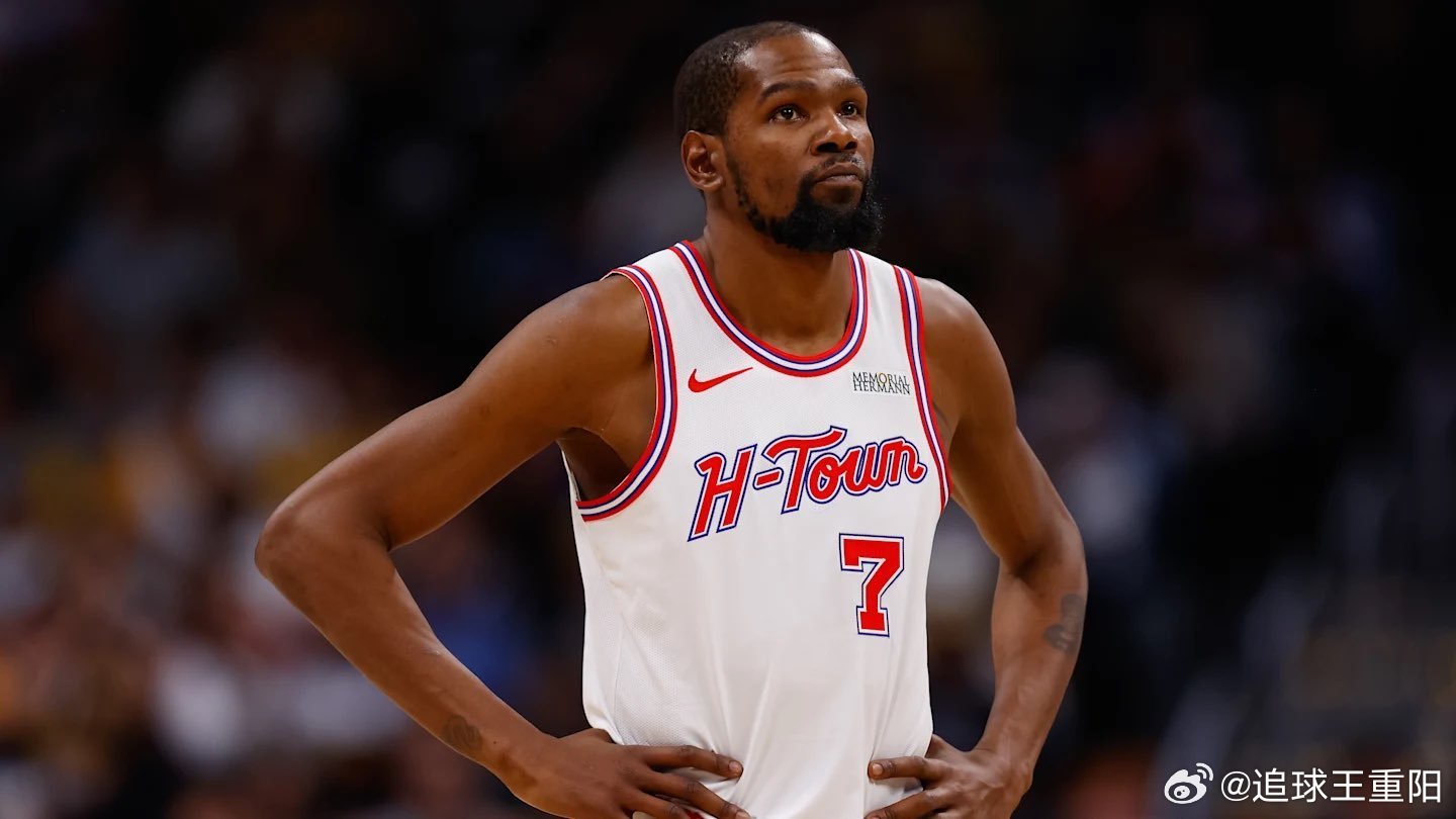 NBA 常规赛，休斯顿火箭对阵密尔沃基雄鹿。半场火箭54-44雄鹿，最终火箭11