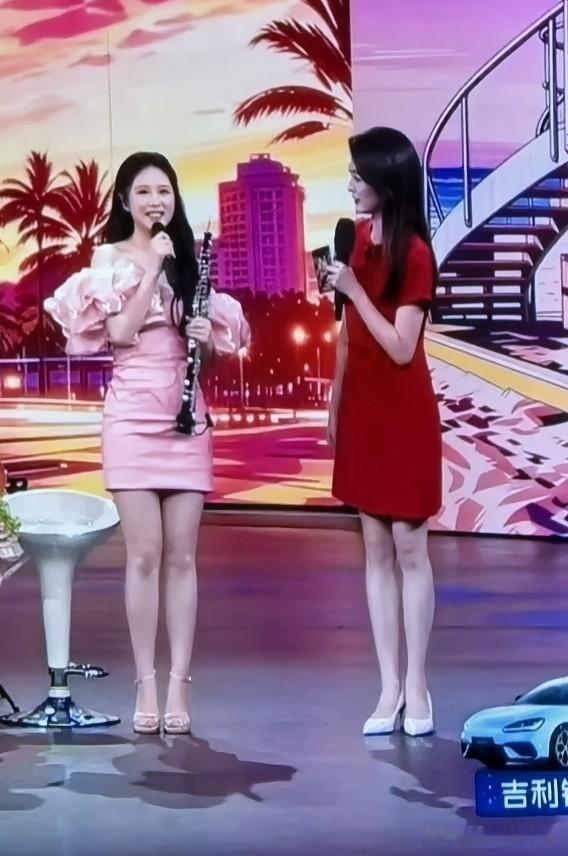 两人都是大美女！
两人的腿型不一样。
多数人都会喜欢左边的。