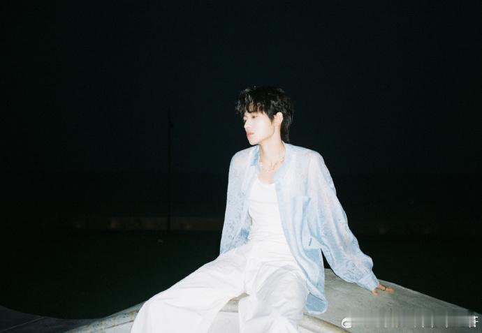 #宋亚轩海边睡梦少年##宋亚轩枕头拍照搭子plog# ​宋亚轩海边睡梦少年，如同