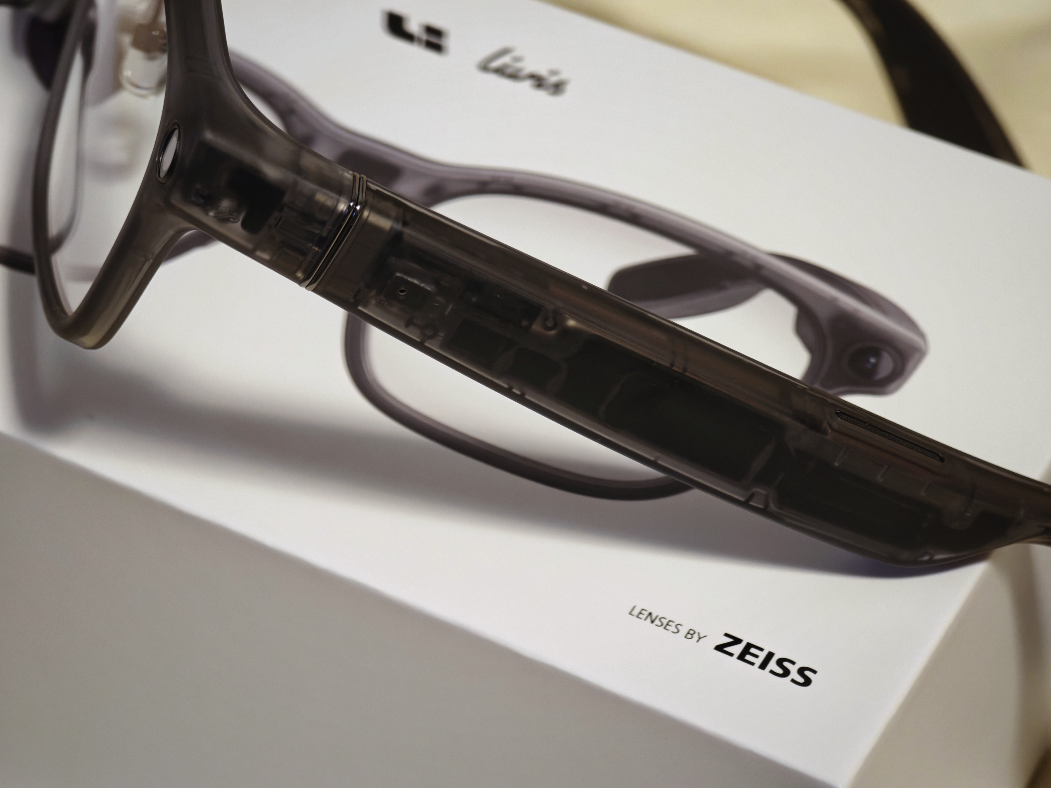 第三副理想 livis 智能眼镜。这一次是心水配置了，科技灰，是全透明的，内部架