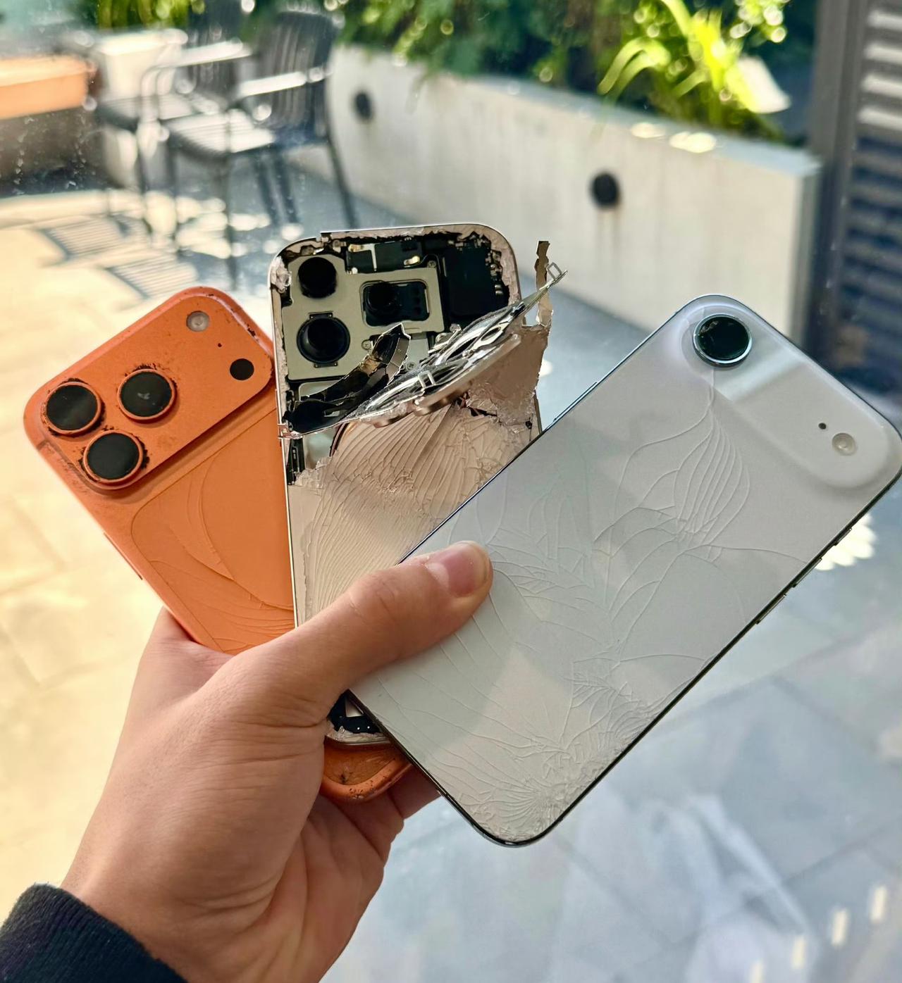 网友：上万旗舰需靠“手机壳续命”钛合金到铝合金，iPhone17Pro抗摔开倒车