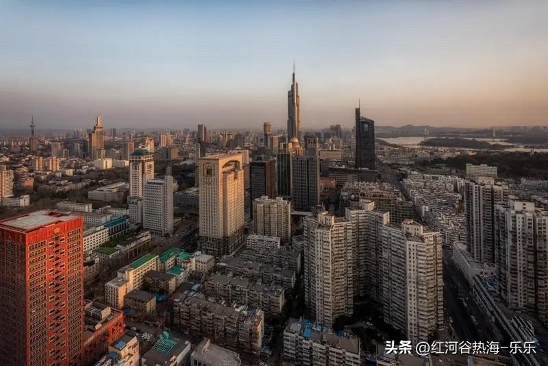 南京楼市这个小阳春还是挺有热度。
毕竟已经很久没有看到南京楼市那些开发商发喜报了