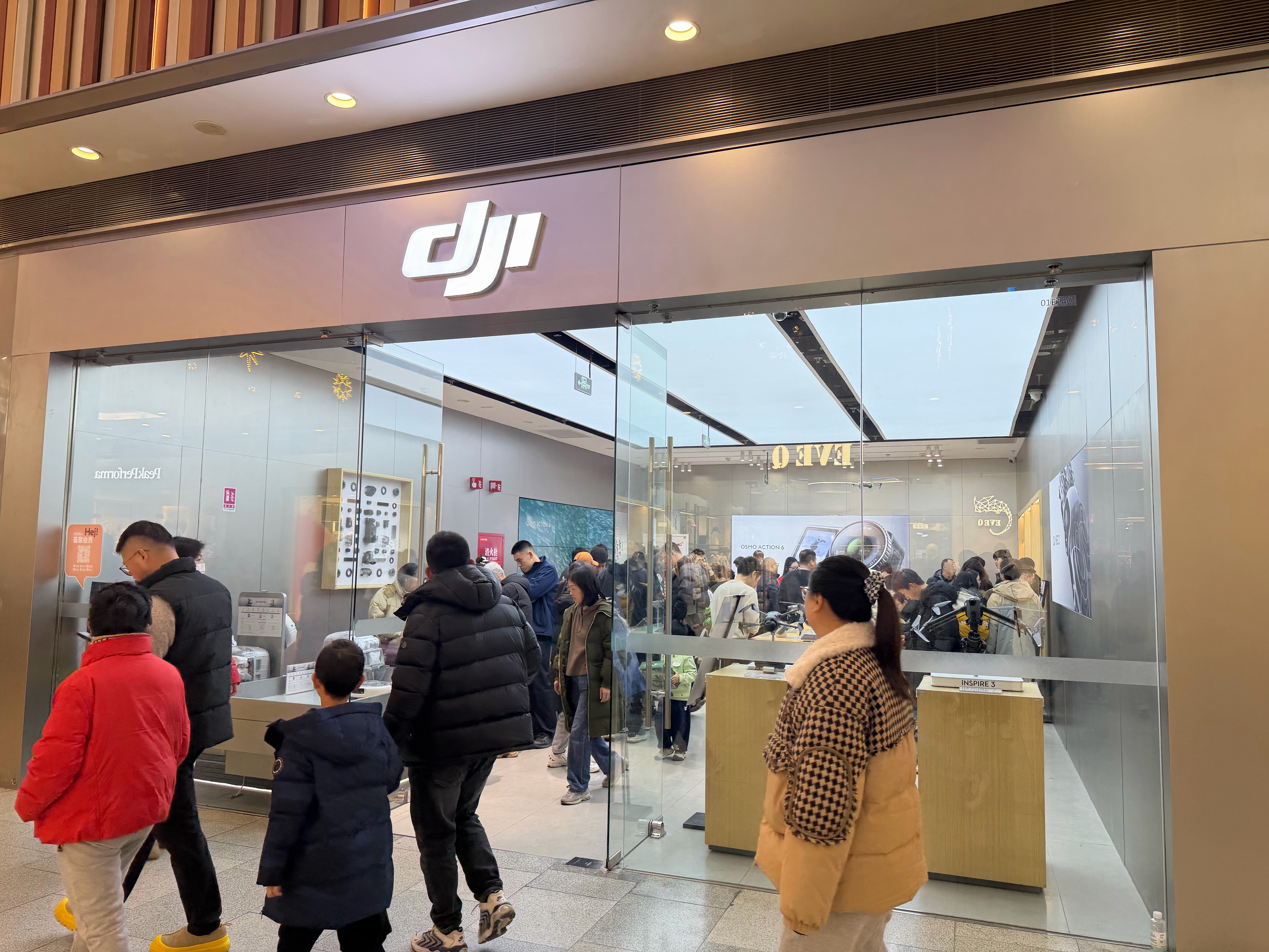 大疆跟不要钱似的，这就是科技的魅力吧！ 