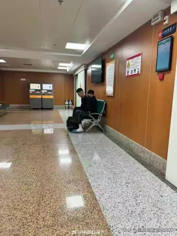 沈梓捷被球迷拍到前往东北国际医院进行检查。此前在12进8分比赛中沈梓捷肩部受伤并