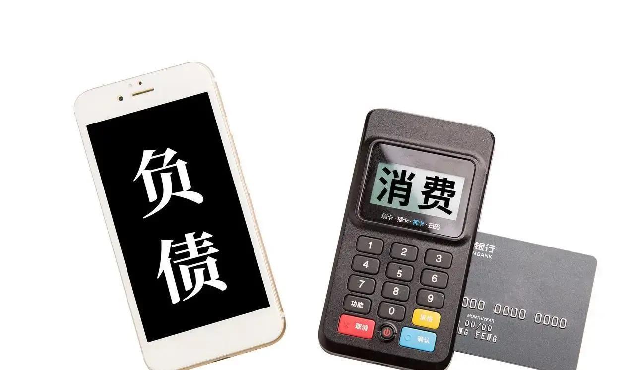 普通人每天起早贪黑上班，却发现卡里钱越攒越少，这背后藏着几只披着“美好生活”外衣