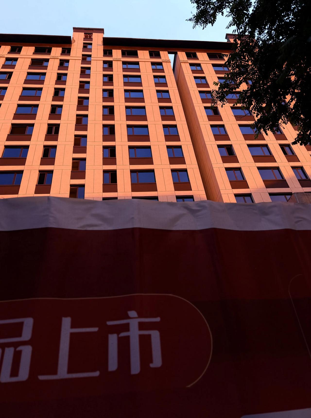 工人们的汗水、业主们的白银筑起，高大雄伟，气势磅礴，美好的安乐窝。每家每户都有着