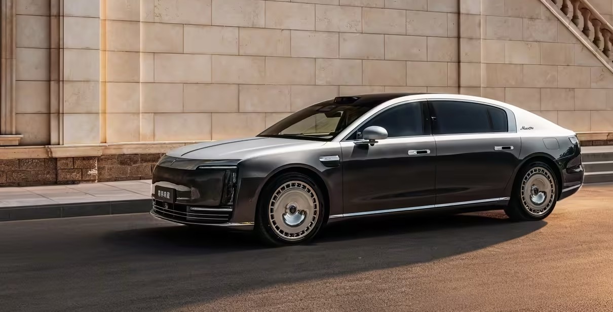 鸿蒙智行今日放出了尊界 S800 Grand Design 典藏大观的更多官图，