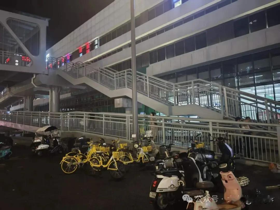 好消息！高新六路佛祖岭地铁站人行天桥已开放通行

8月21日，大光谷武汉资讯群友