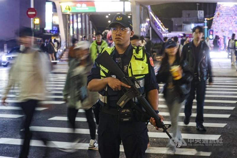 对于目前中国台湾省 的情况，建议大家把一些事情联系起来看。如果非要问我，总结4个