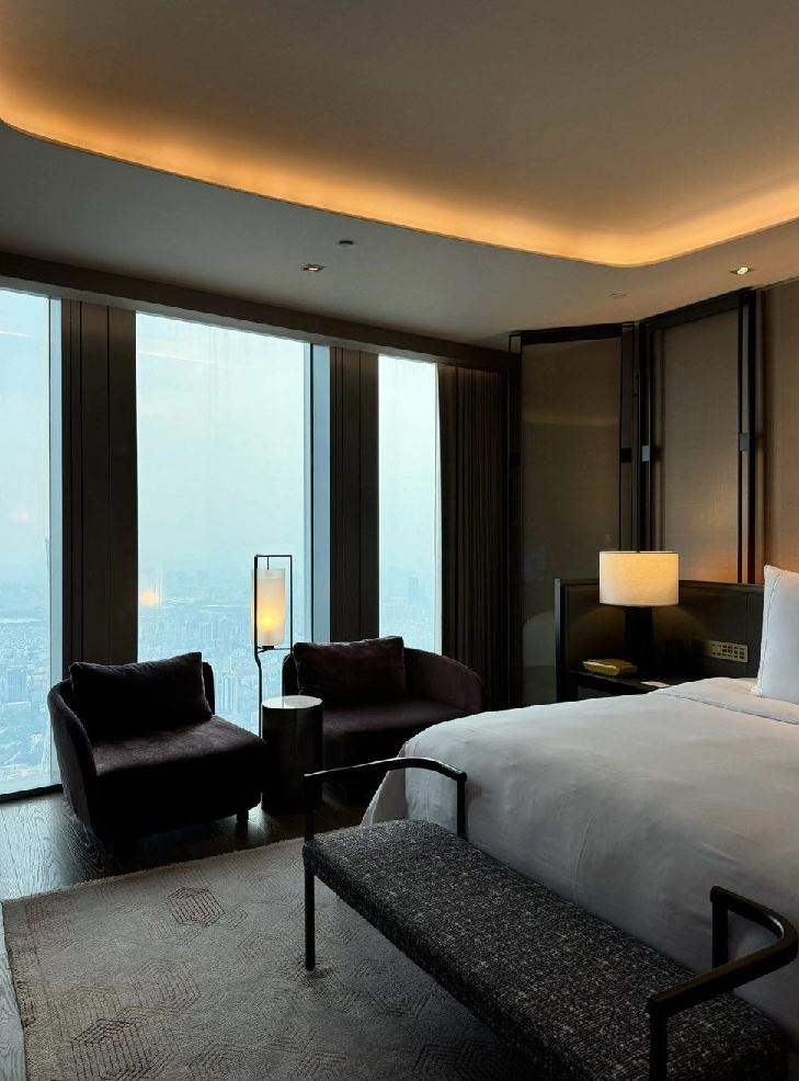 广州，一女子带着儿子跟一男子到外市游玩，当天预定了一家酒店，到了晚上，两个人发生