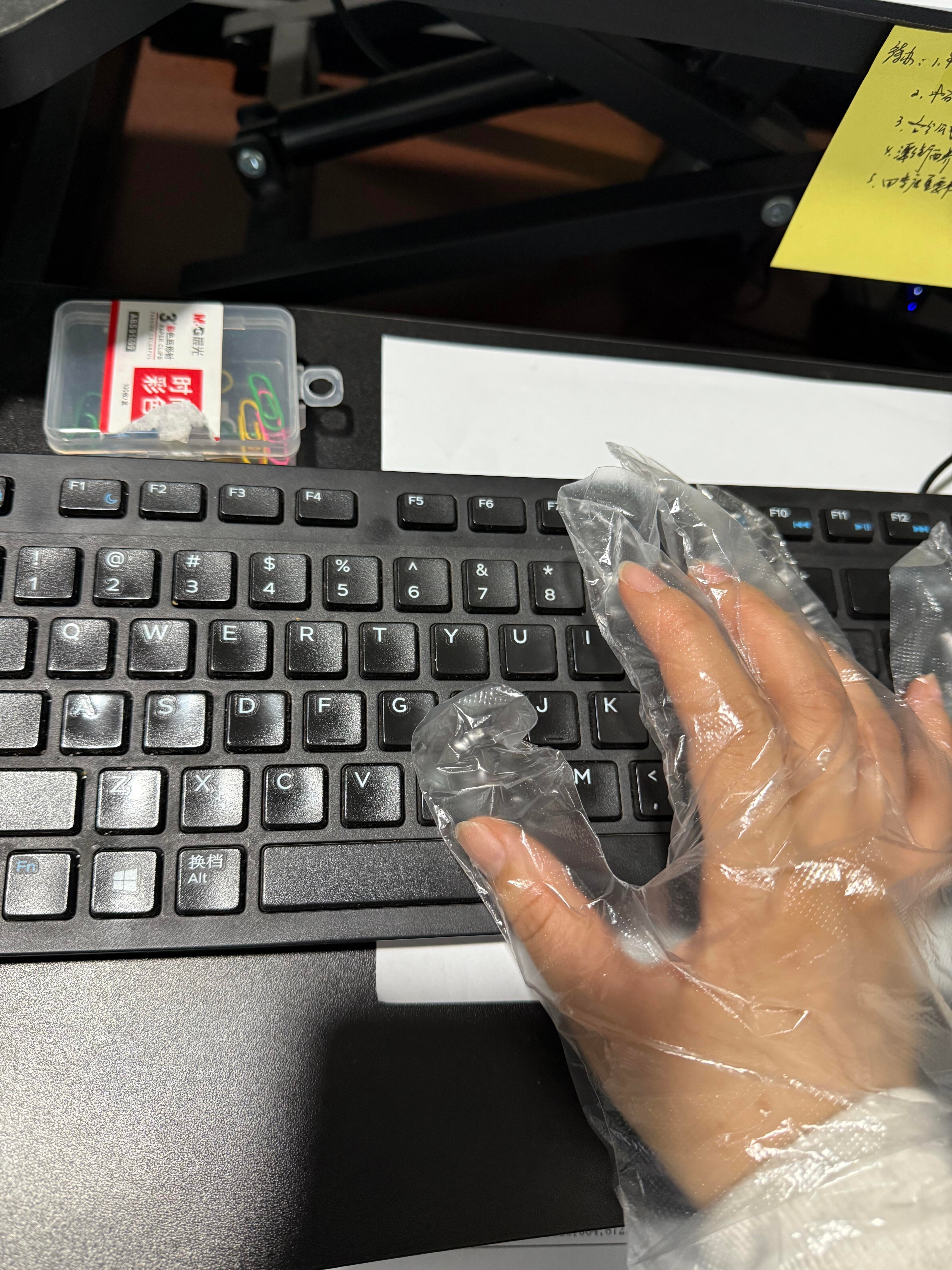 谁懂 男同事让我帮他开电脑 我就这样真的很油的键盘和鼠标 