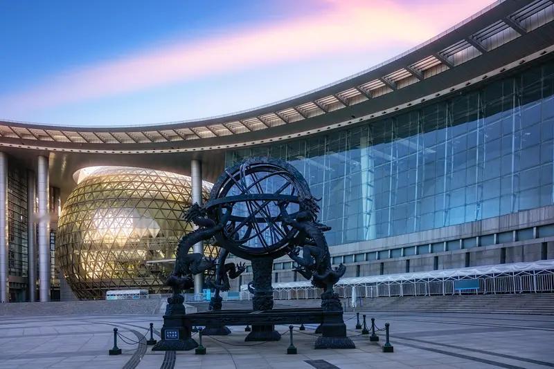 孩子即将放暑假，之前和他约定，抽空带他到周边城市游玩。     
       