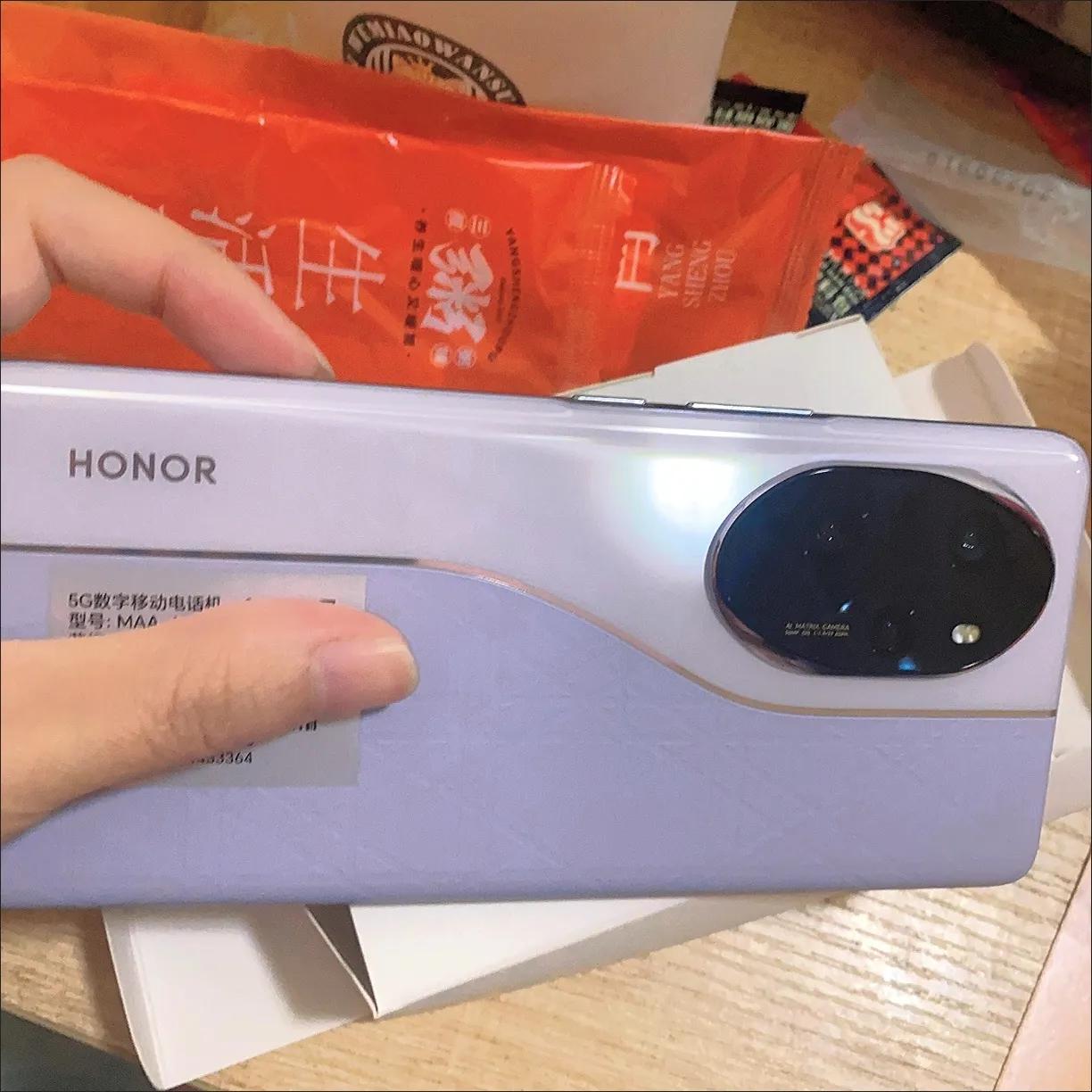 那天我路过荣耀店时，没忍住就进去买了个荣耀100 Pro，用了几天，现在来聊聊我