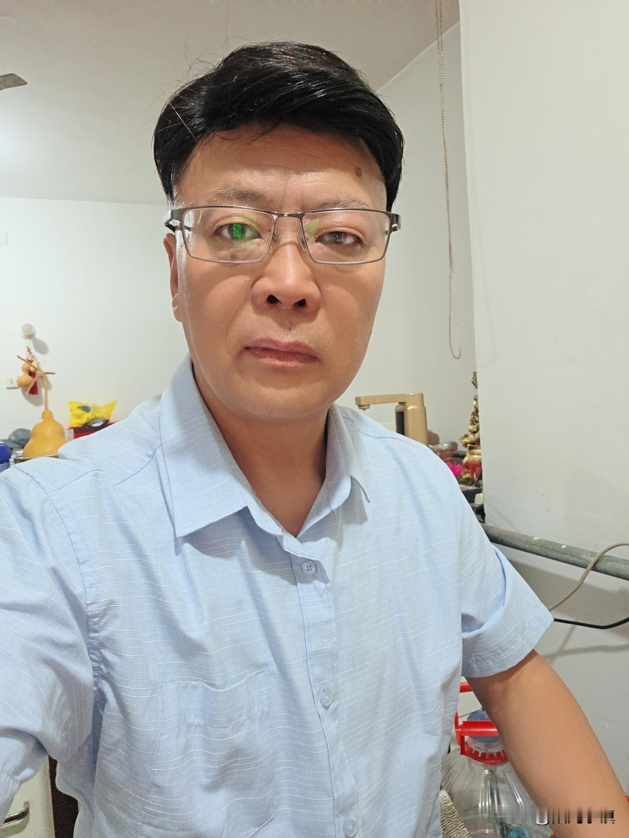 想父亲的时候，我就拿出他的衣服穿穿……

父亲的衣服，
他穿过的我留了很多件。