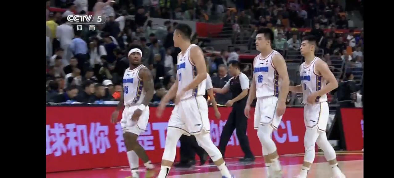 广东半场54：46北京，广东少了周琦这个强点，还是打的非常不错：
1、杜峰指导不