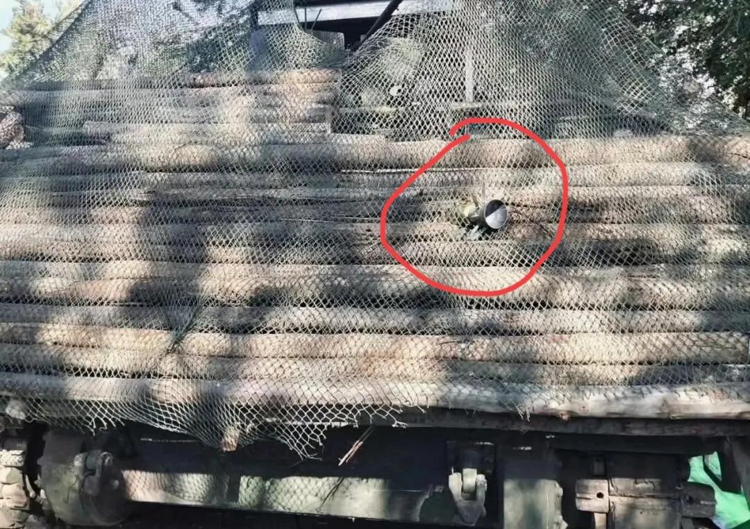 泰国装甲车安装了防无人机装甲，没想到竟硬生生接了一枚柬埔寨发射的火箭弹，就是这层