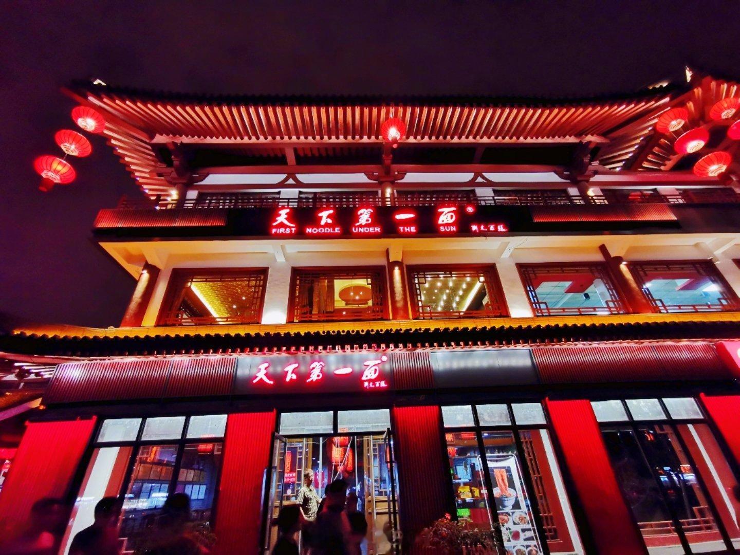 #警方不建议前往大唐不夜城#西安大雁塔旁的大唐不夜城，灯火阑珊通明处的人烟烟火气