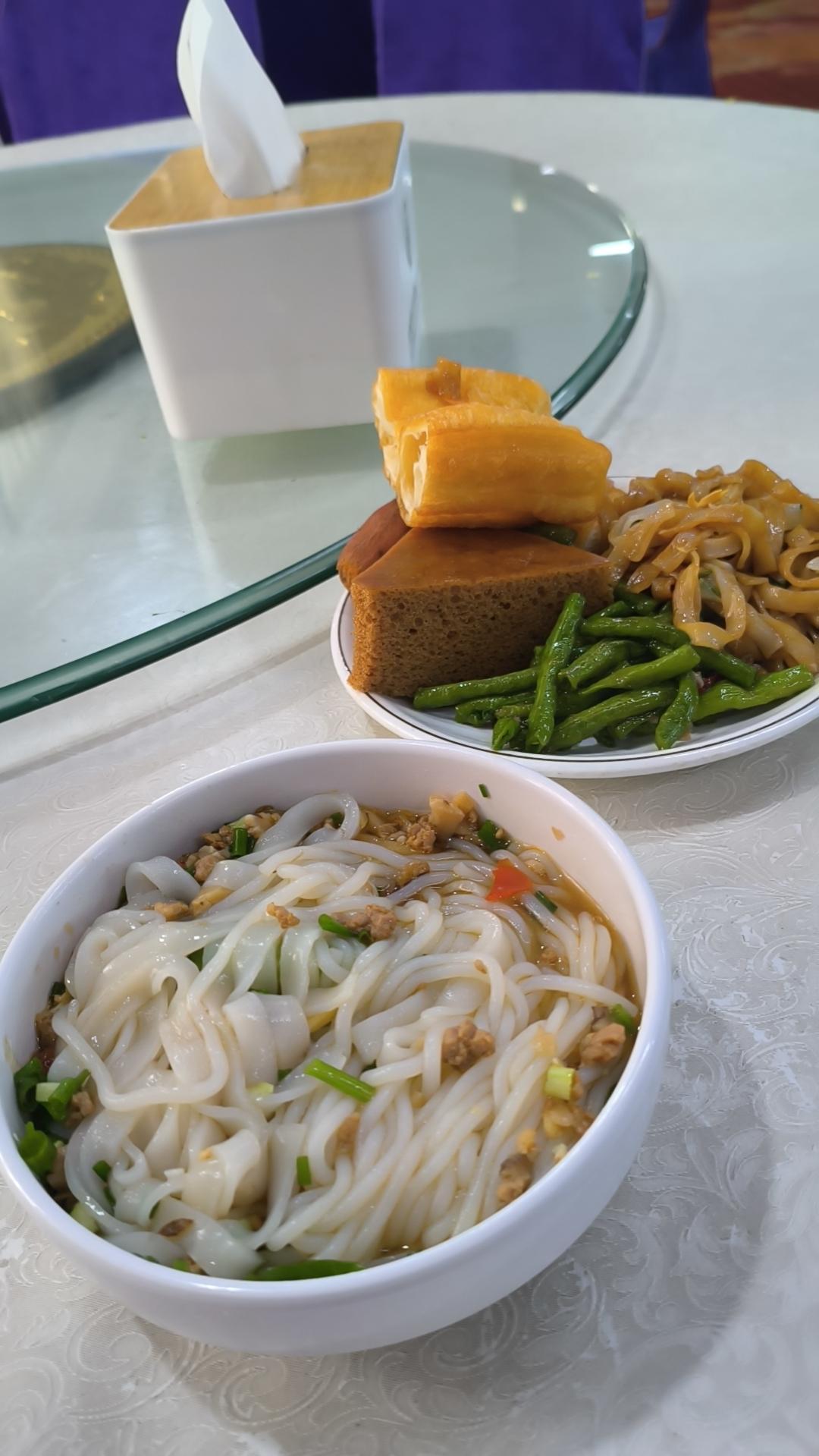 大家来猜一猜，这是哪儿的早餐食谱习惯，我没有走遍全国，但也去了几个不同的省市，所