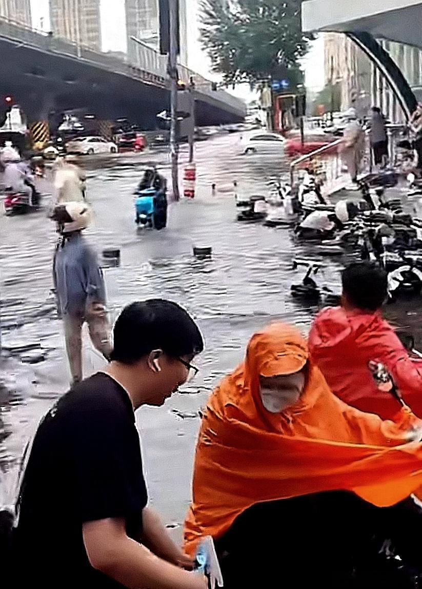 一场暴雨过后，马路上直接看海 