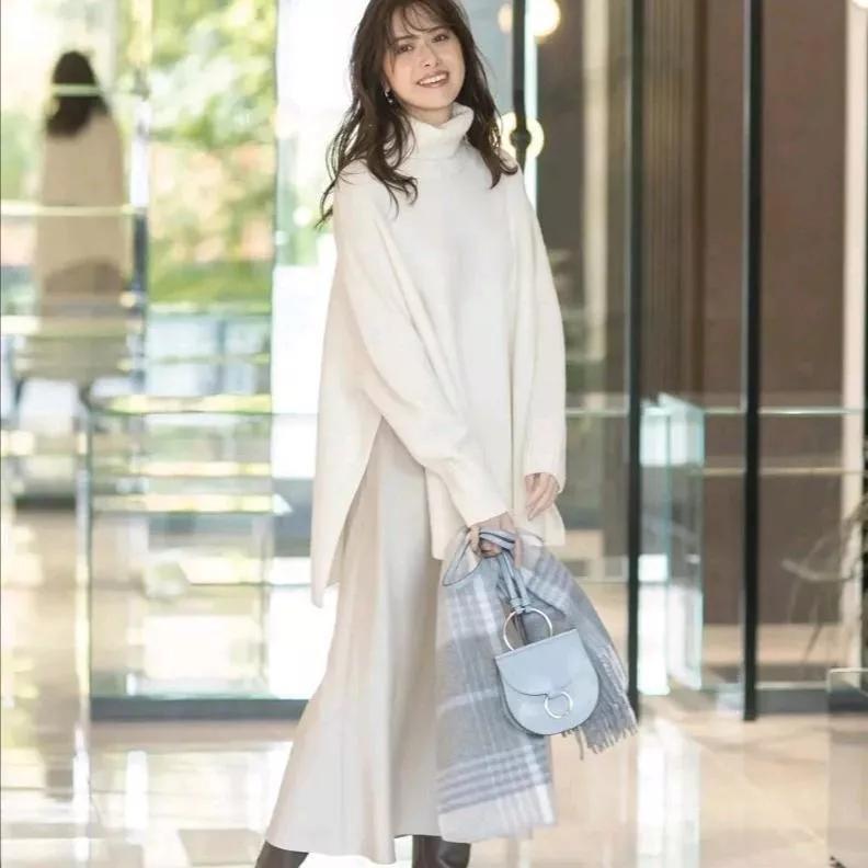 温柔米色长裙，配上格子小包，轻松优雅出街！米色温柔风穿搭 通勤黑裙穿搭 棕色碎花