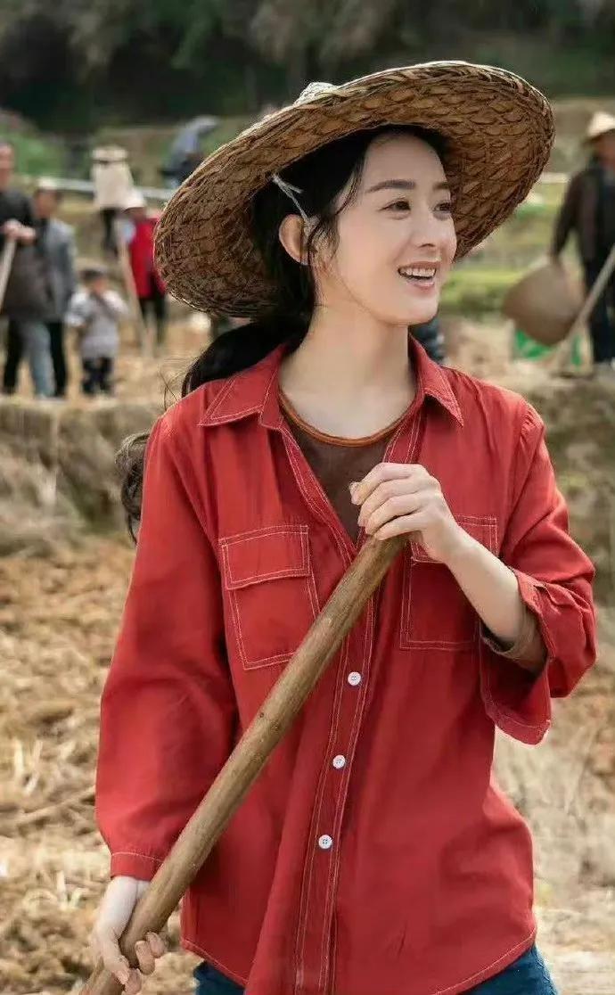 赵丽颖是我见过最接地气的女明星了，拍农村戏干农活，人家也不是摆拍，指甲缝里全是泥