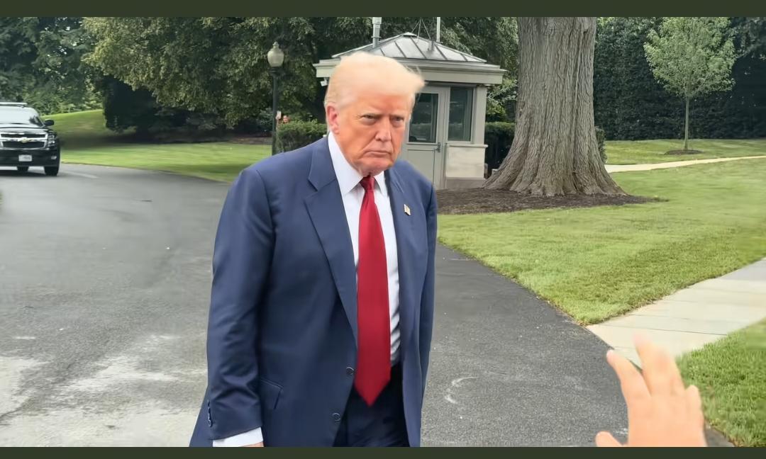 世界真是无奇不有。
特朗普这人更是创造“奇迹”的人。
   特朗普向自己领导的政