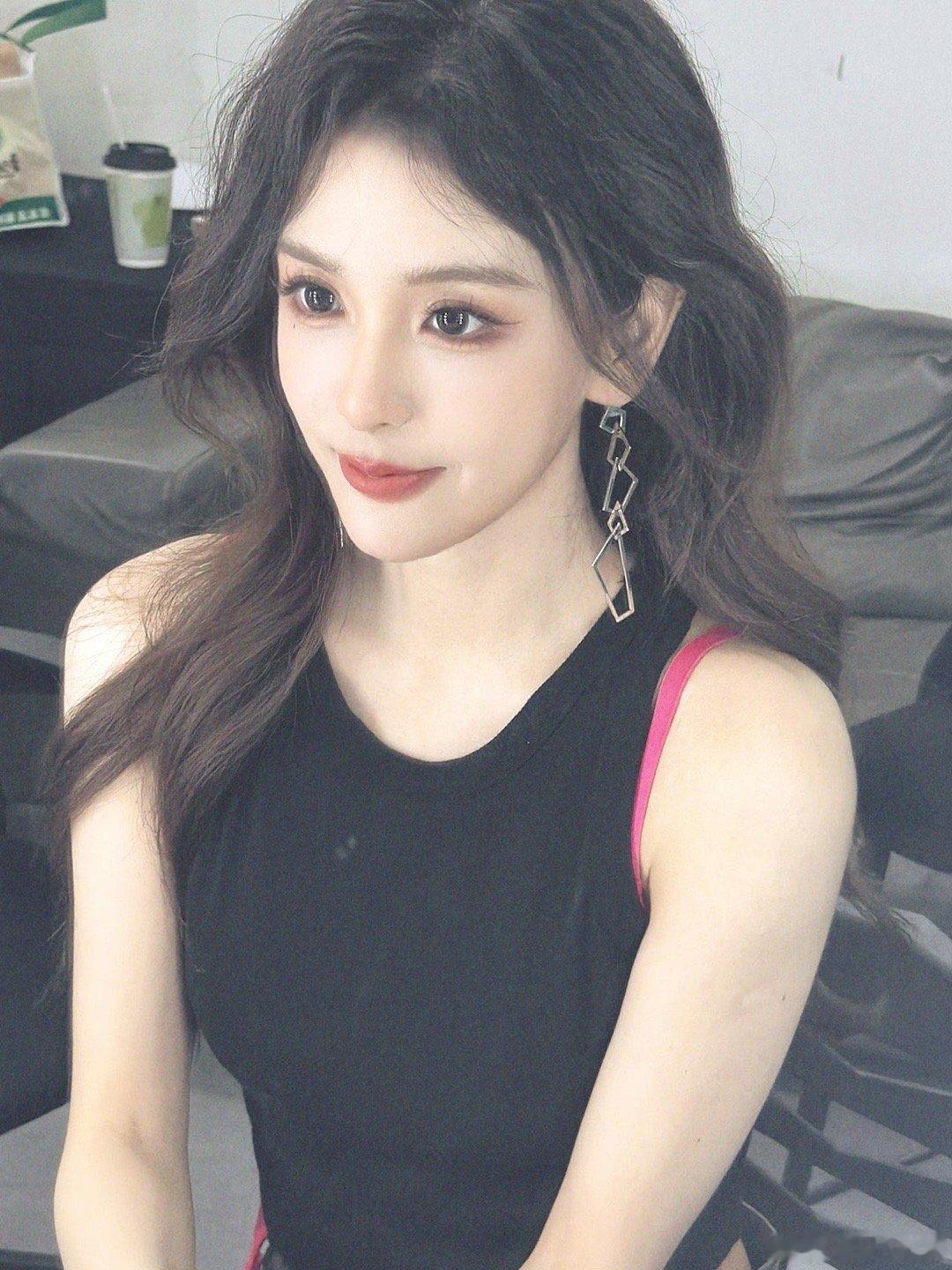 难怪大家都艾希，坏女人都这么美的嘛[舔屏][舔屏]氛围感拉满！LPL美女解说Ri